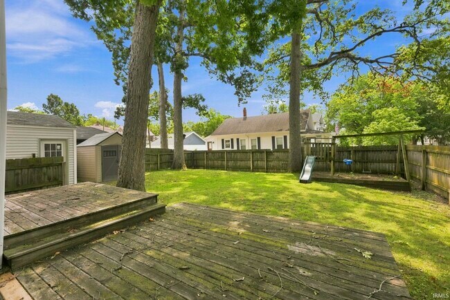 Building Photo - 527 W Oakdale Dr