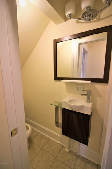 Building Photo - 503 S Oak St