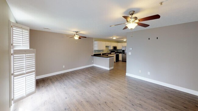 Building Photo - 3BR/2BA Condo Near UTK, Downtown Knoxville...