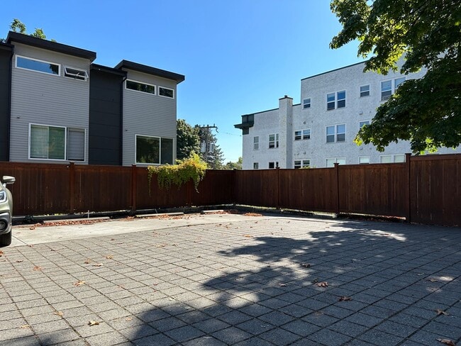 Building Photo - Stunning Central District Townhome