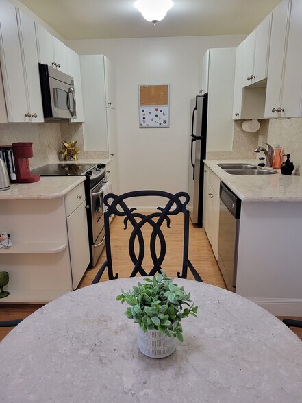Kitchen - 1467 Marchbanks Dr