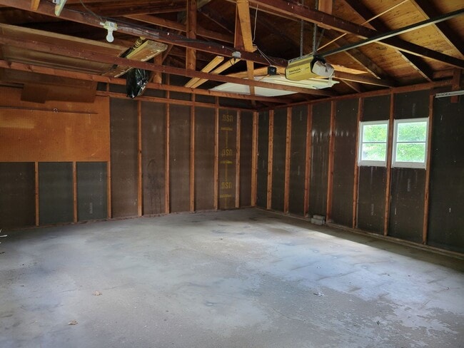 Building Photo - 4 bedroom 2 bath near campus!