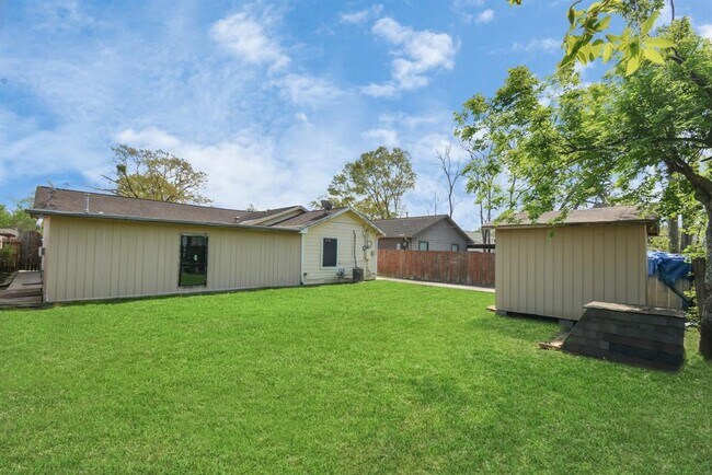 Building Photo - 1404 Briarwood Dr