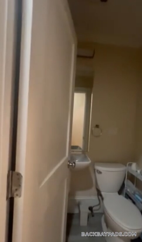 Building Photo - 913 Boylston St