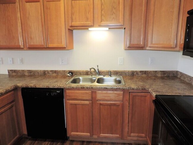 Building Photo - $1,050 | 2 Bedroom, 2 Bathroom Condo | No ...