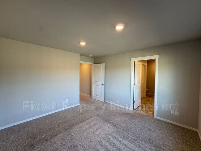 Building Photo - 6500 Hornet Cir NE