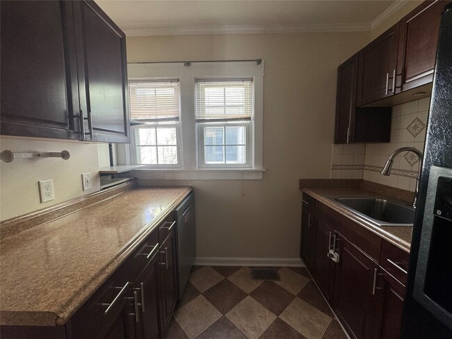 Building Photo - 66 Cook St