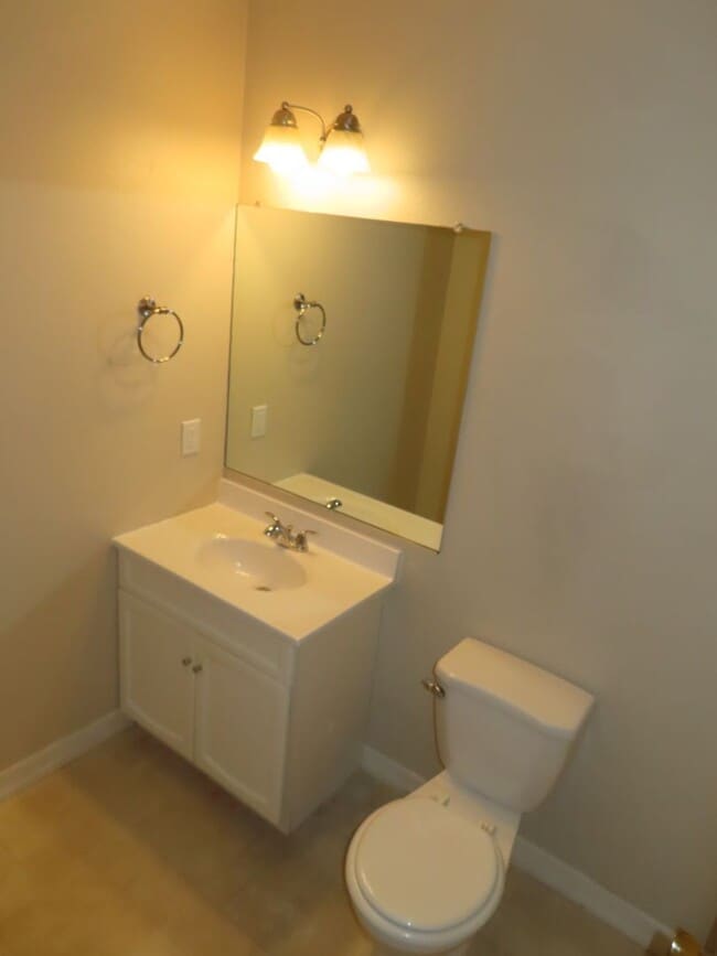 Building Photo - 3 Bed/ 1.5 Bath Townhouse Near Gateway Are...