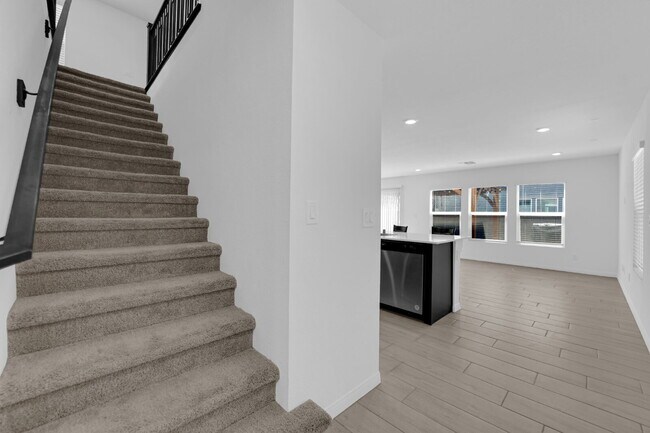 Building Photo - Don't miss out on this beautiful three-bed...