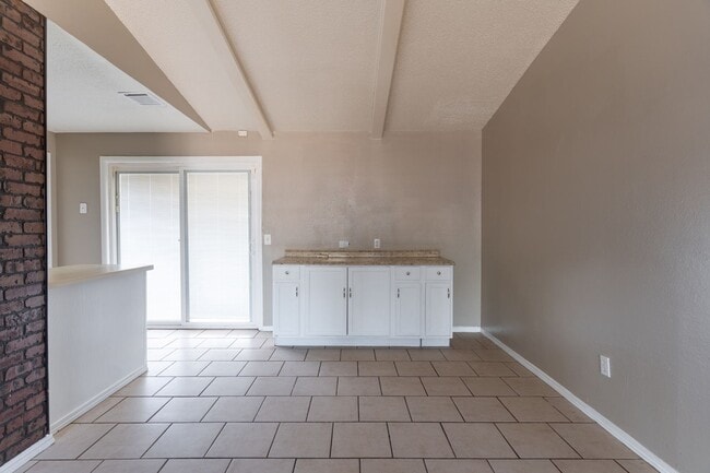 Building Photo - Cute 4 bedroom House