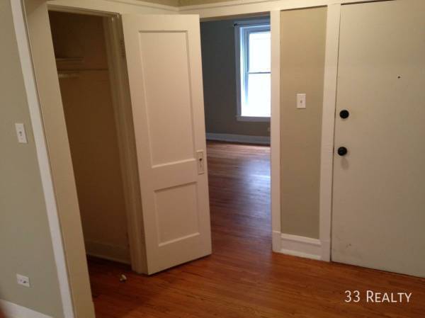 Building Photo - Large 2 Bed 1 Bath in Rogers Park with Cen...
