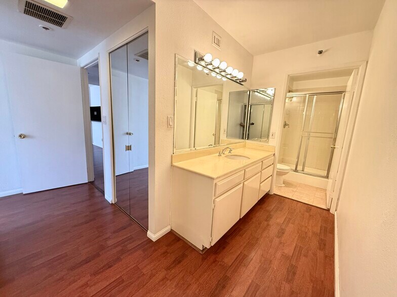 Primary Bedroom Bath - 600 W 9th St