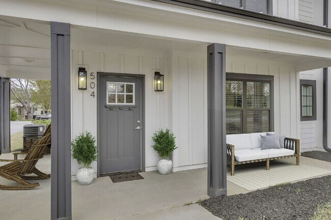 Building Photo - Charming 3-Bed, 2.5-Bath Townhouse Gem in Travelers Rest