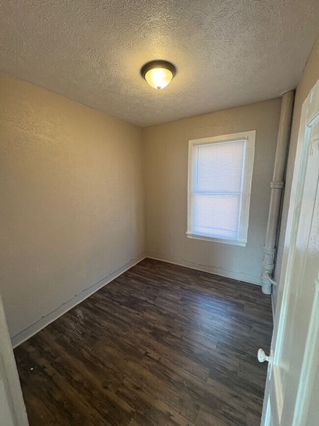 Building Photo - 2 Bedroom / 1 bathroom House in Peoria, IL