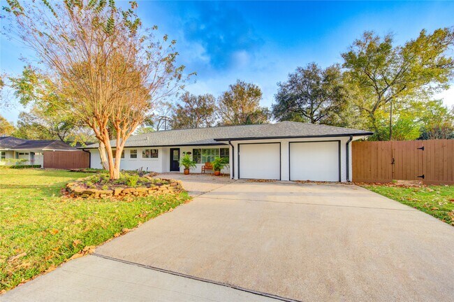 Building Photo - 8439 Westview Dr