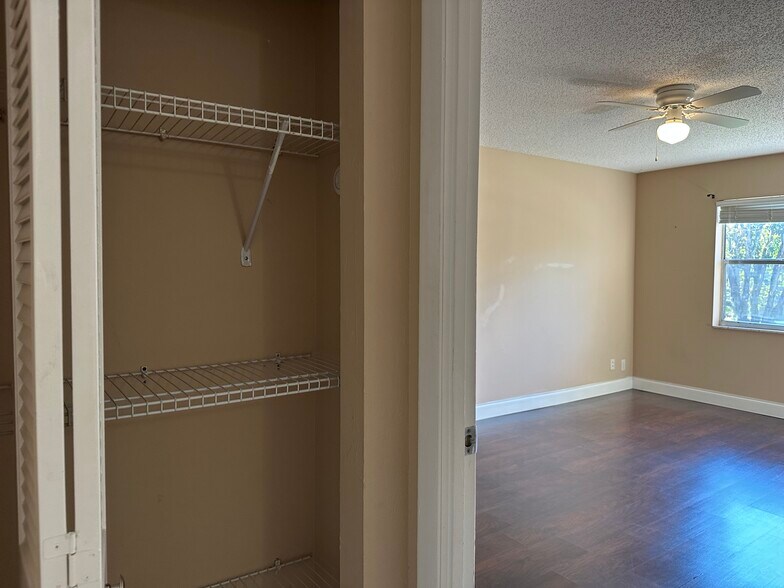 Building Photo - 4158 Inverrary Dr