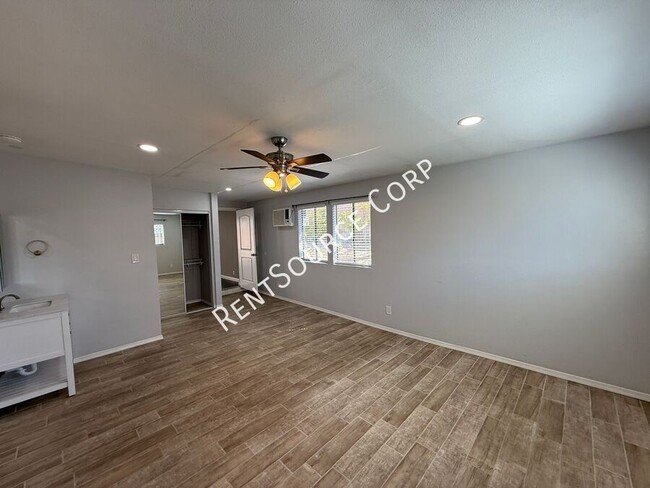 Building Photo - 4 Bedrooms/3 Bathrooms Single Story Home f...