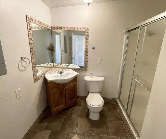 Building Photo - Spacious Taylorsville Home