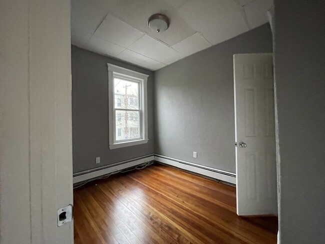 Building Photo - 122 Thornton St