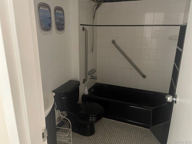 Building Photo - 530 Hudson Ave