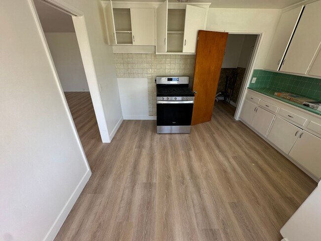 Building Photo - $500 OFF 1ST MONTHS RENT! Bright 2 Bedroom...