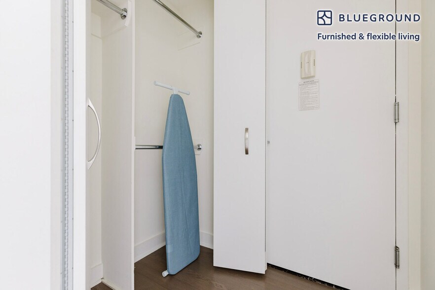 Building Photo - 450 W 42nd St