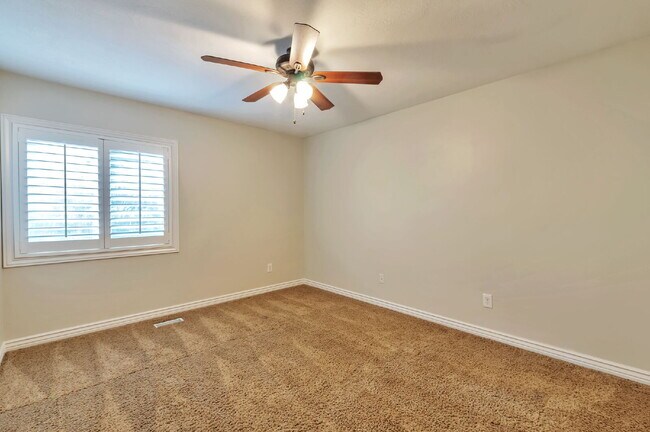 Building Photo - AVAILABLE NOW  — SPACIOUS & BEAUTIFUL Bountiful Meadows Home. 4 BED 3 BATH SIGNLE FAMILY HOME