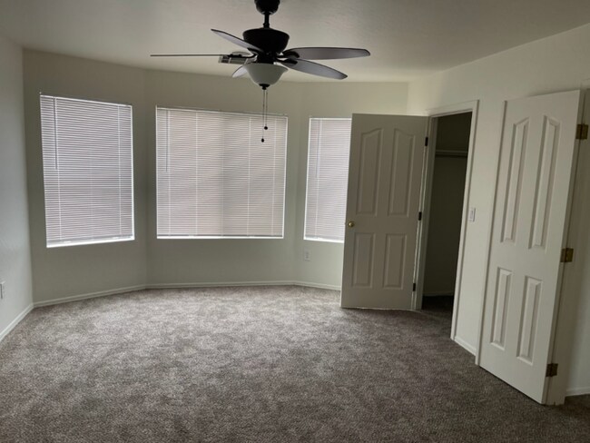 Building Photo - 3 Bed/2.5 Bath 2-Level Home with Loaded Kitchen! Washer/Dryer! Big backyard!