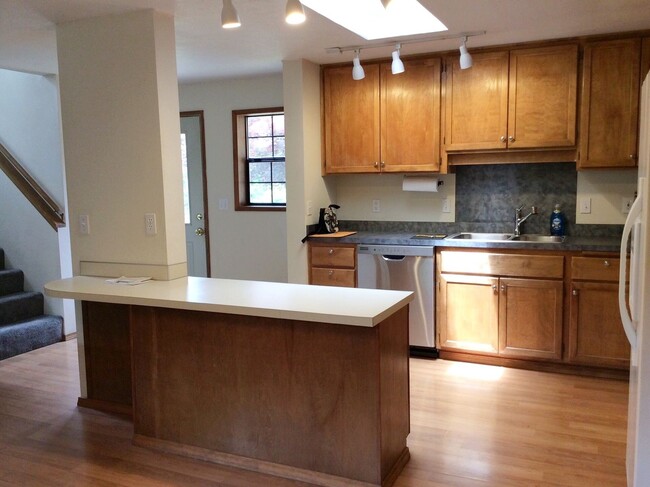 Building Photo - Large Remodeled 5 bed/3.5 bath with Attach...