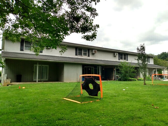 Building Photo - 2860 Fillmore Dr