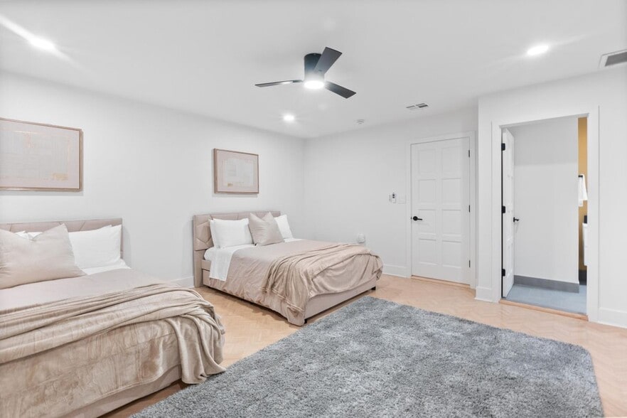 Building Photo - 516 Royal Plaza Dr