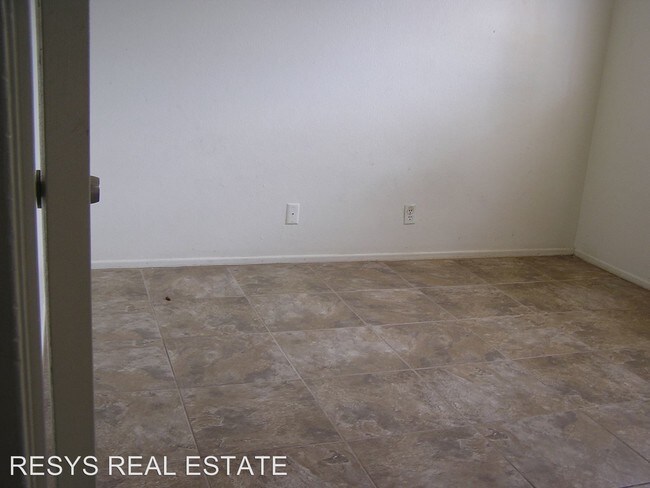 Building Photo - 3 br, 2 bath House - 5592 W TWAIN AVE