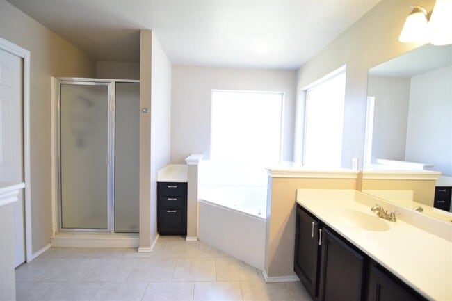 Building Photo - 1403 Saddle Dr