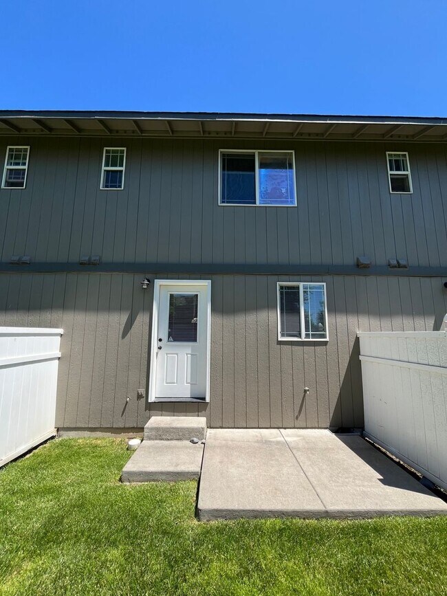 Building Photo - Conveniently Located 2 Bed/1.5 Bath Townho...