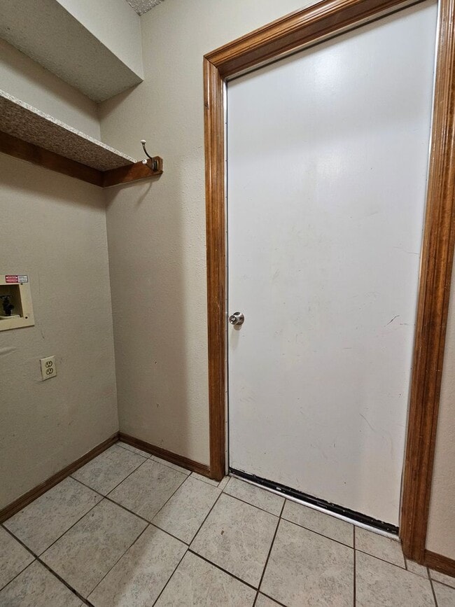 Building Photo - (2) Bed/(2) Bath Duplex Avail NOW!