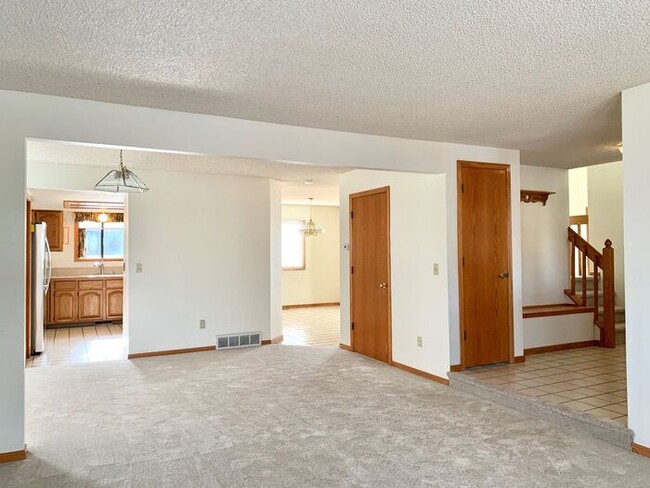 Building Photo - Beautiful & Spacious 4 Bedroom 2.5 Bath Ho...