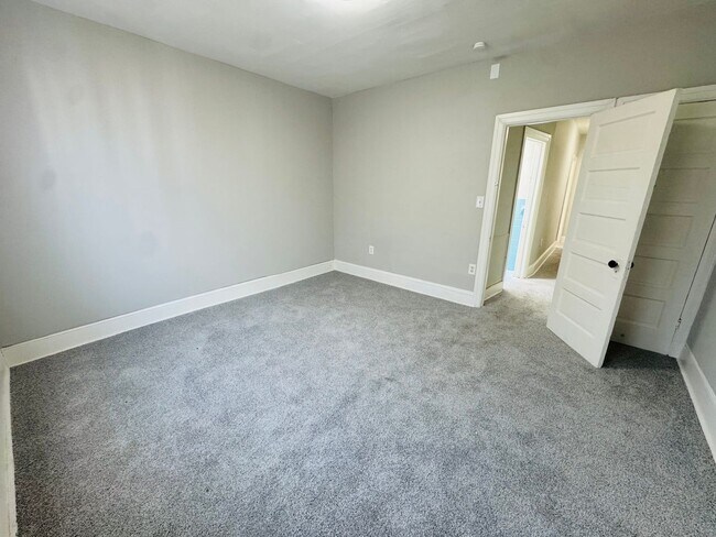 Building Photo - Remodeled 3bd/1 House with Rear yard!! SEC...