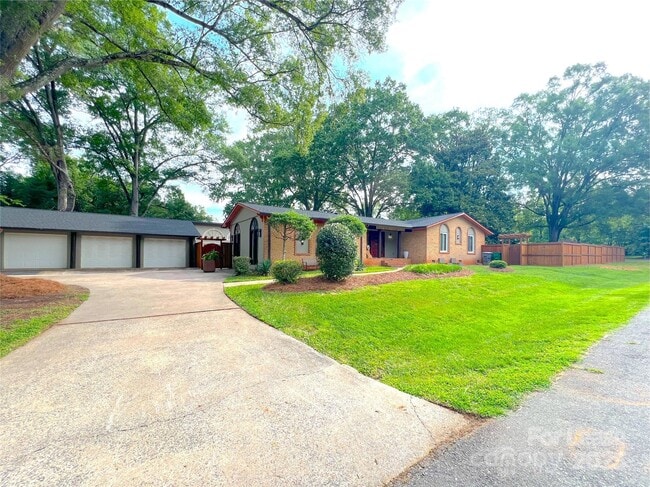 Building Photo - 5745 Riviere Dr