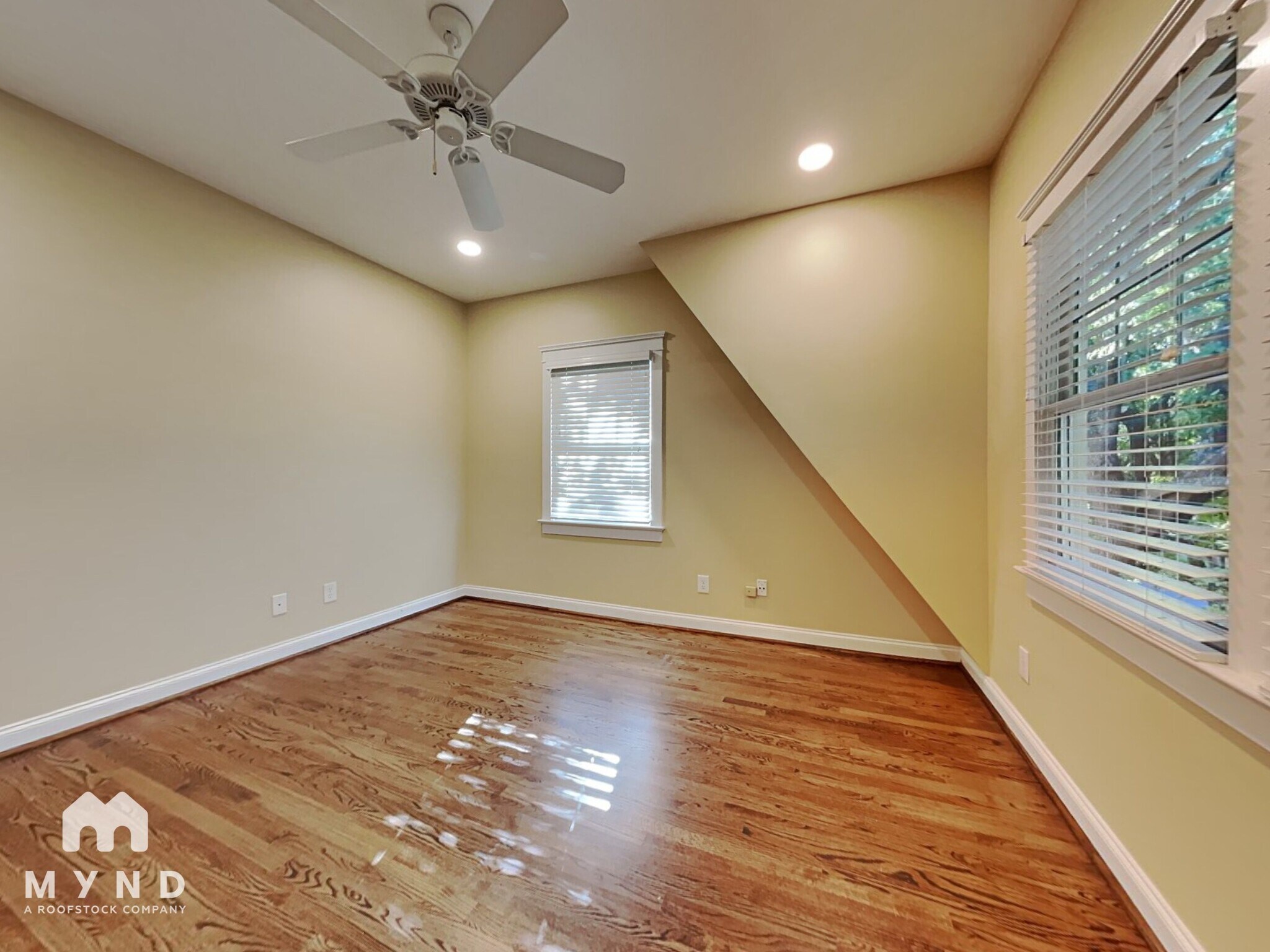 Building Photo - 711 E 9th St