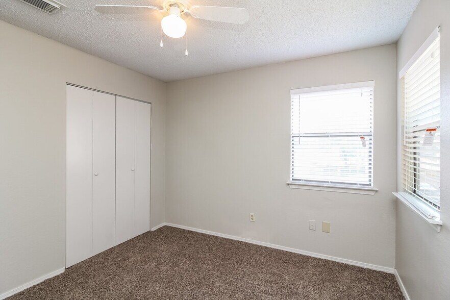 Building Photo - 635 Las Brisas Dr