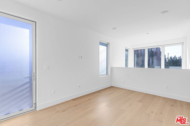 Building Photo - 2000 Beachwood Dr