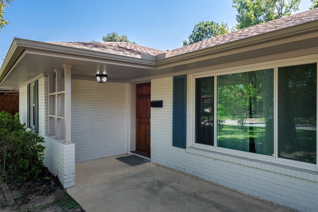 Building Photo - 2227 Libbey Dr