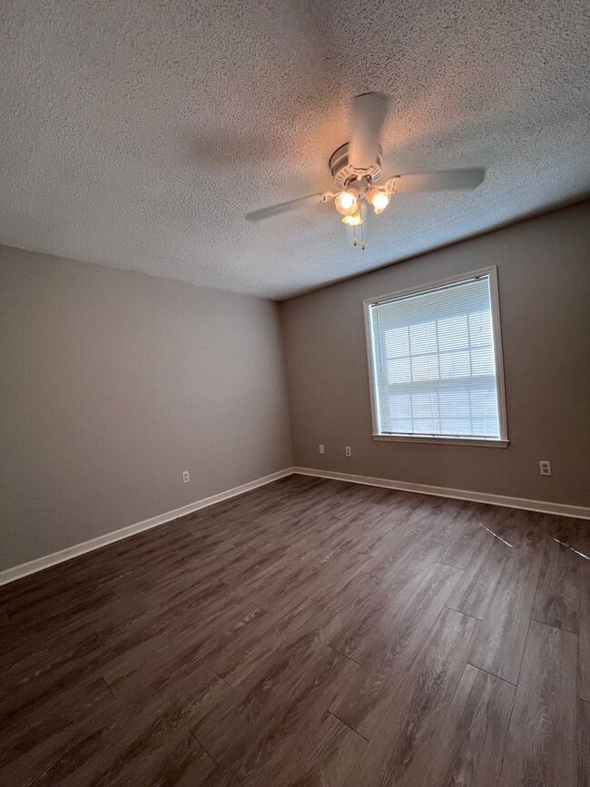 Building Photo - 3 BR/ 2 BA townhome located in Lakeshore E...