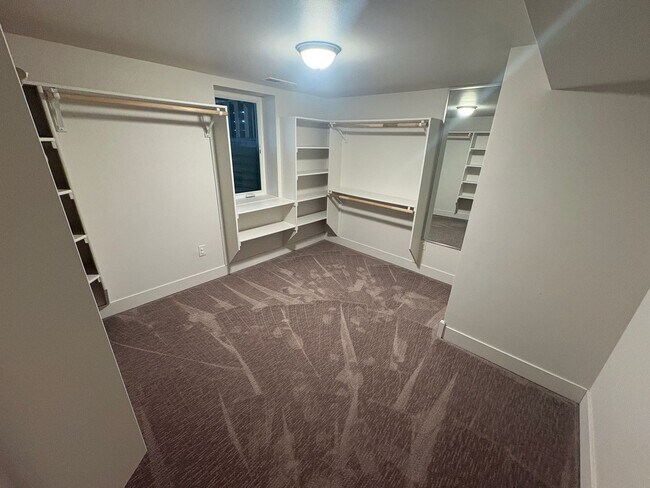 Building Photo - 4-bedroom, 2.5-bath home located on Poly.