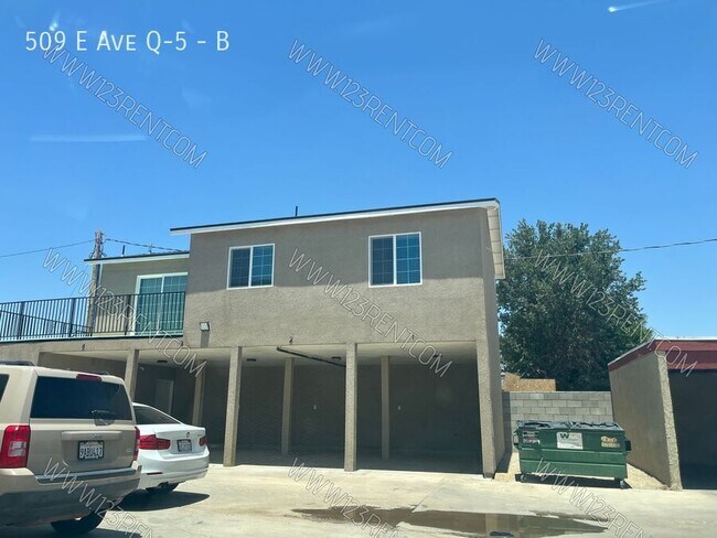 Building Photo - 509 E Ave Q-5