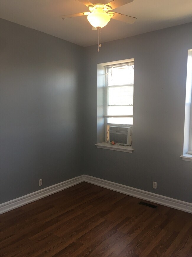 Building Photo - 2029 Russell Blvd