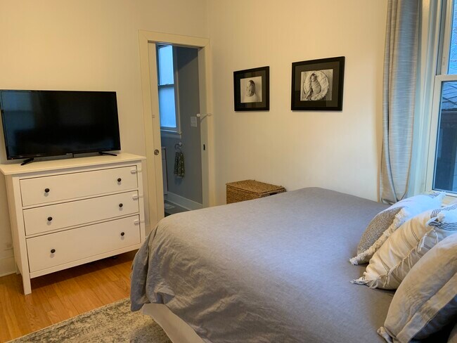 Building Photo - 910 Lake St