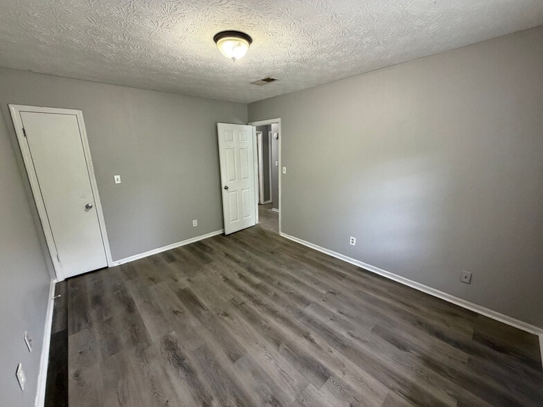 Building Photo - Room in Townhome on Northdale Rd