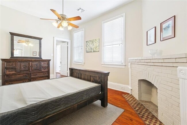 Building Photo - 5705 Prytania St