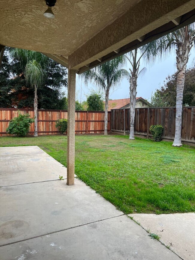 Building Photo - Beautiful Family Home